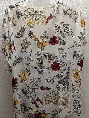 Maurices White Floral Short Sleeve Blouse with Hook & Eye V-Neck - L